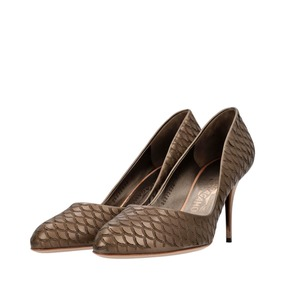 https://dbiyorq10n2b9.cloudfront.net/product-images/CSHOFER0118/SALVATORE-FERRAGAMO-Leather-Cut-Pumps-Brown_2.jpg.webp