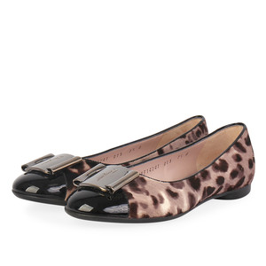 https://dbiyorq10n2b9.cloudfront.net/product-images/CSHOFER123/SALVATORE-FERRAGAMO-Pony-Hair-Varina-Ballet-Flats-Leopard-Print-S-38.5-5.5-angle.jpg.webp