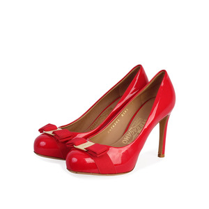 https://dbiyorq10n2b9.cloudfront.net/product-images/CSHOFER140/SALVATORE-FERRAGAMO-Patent-Leather-Bow-Pumps-Rose-S-36-3.5-angle.jpg.webp