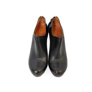https://dbiyorq10n2b9.cloudfront.net/product-images/CSHOGUC0122/GUCCI-Leather-Betty-Bamboo-Tassel-Ankle-Boots-Black-S-38-5-Front.jpg.webp