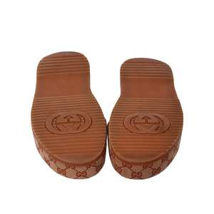 https://dbiyorq10n2b9.cloudfront.net/product-images/CSHOGUC0674/GUCCI-GG-Platform-Slides-BurgundyBeige-2.jpg.webp