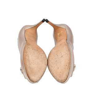 https://dbiyorq10n2b9.cloudfront.net/product-images/CSHOGUC0753/GUCCI-Metallic-Horsebit-Open-Toe-Pumps-Champagne_1.jpg.webp