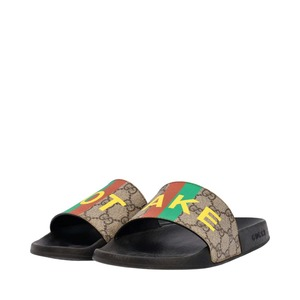 https://dbiyorq10n2b9.cloudfront.net/product-images/CSHOGUC0789/GUCCI-GG-Supreme-Fake-Not-Print-Slide-Sandals-Black-Beige_3.jpg.webp