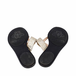 https://dbiyorq10n2b9.cloudfront.net/product-images/CSHOGUC0820/GUCCI-Metallic-Thong-GG-Sandals-Gold_1.jpg.webp
