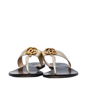 https://dbiyorq10n2b9.cloudfront.net/product-images/CSHOGUC0820/GUCCI-Metallic-Thong-GG-Sandals-Gold_3.jpg.webp