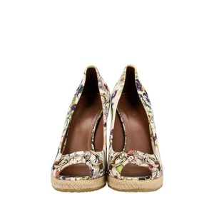 https://dbiyorq10n2b9.cloudfront.net/product-images/CSHOGUC0995/GUCCI-Canvas-Floral-Horesbit-Open-Toe-Wedges-Multicolour_2.jpg.webp