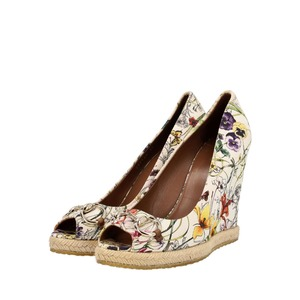 https://dbiyorq10n2b9.cloudfront.net/product-images/CSHOGUC0995/GUCCI-Canvas-Floral-Horesbit-Open-Toe-Wedges-Multicolour_3.jpg.webp