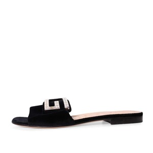 https://dbiyorq10n2b9.cloudfront.net/product-images/CSHOGUC1055/GUCCI-Velvet-Crystal-G-Slides-Black_3.jpg.webp