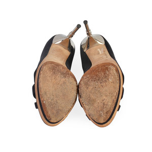 https://dbiyorq10n2b9.cloudfront.net/product-images/CSHOGUC236/GUCCI-Satin-Metal-Bamboo-Heel-Pumps-Black-S-40.5-7-soles.jpg.webp