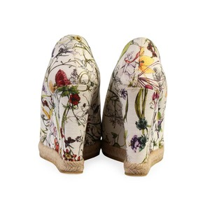 https://dbiyorq10n2b9.cloudfront.net/product-images/CSHOGUC254/GUCCI-Canvas-Horsebit-Wedges-Floral-S-36.5-3.5-back.jpg.webp