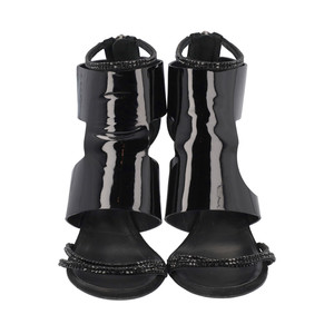 https://dbiyorq10n2b9.cloudfront.net/product-images/CSHOGZ0045/GIUSEPPE-ZANOTTI-X-BALMAIN-Patent-Crystal-Embellished-Sandals-Black_2.jpg.webp