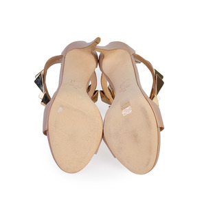 https://dbiyorq10n2b9.cloudfront.net/product-images/CSHOGZ117/GIUSEPPE-ZANOTTI-Leather-Golden-Pyramid-Studs-Sandals-Nude-S-40-6.5-soles.jpg.webp