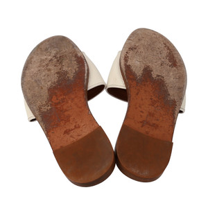 https://dbiyorq10n2b9.cloudfront.net/product-images/CSHOLV0278/LOUIS-VUITTON-Leather-Lock-It-Flat-Mules-Blanc_5.jpg.webp
