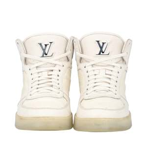 https://dbiyorq10n2b9.cloudfront.net/product-images/CSHOLV0554/LOUIS-VUITTON-Leather-Rivoli-Sneaker-Boots-White_3..jpg.webp