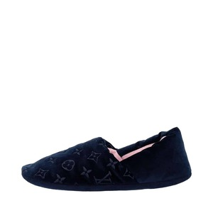 https://dbiyorq10n2b9.cloudfront.net/product-images/CSHOLV0941/LOUIS-VUITTON-Velvet-Slippers-Navy_1.jpg.webp