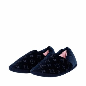 https://dbiyorq10n2b9.cloudfront.net/product-images/CSHOLV0941/LOUIS-VUITTON-Velvet-Slippers-Navy_2..jpg.webp