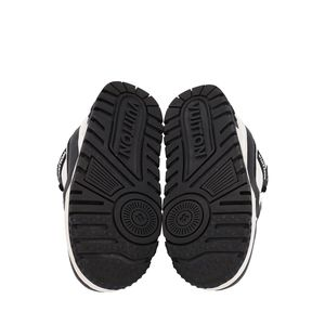 https://dbiyorq10n2b9.cloudfront.net/product-images/CSHOLV1086/LOUIS-VUITTON-Leather-LV-Trainer-Maxi-Sneakers-Black-White_5.jpg.webp