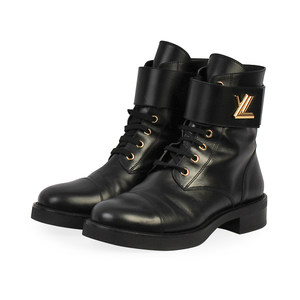 https://dbiyorq10n2b9.cloudfront.net/product-images/CSHOLV257/LOUIS-VUITTON-Wonderland-Ranger-Boots-Black-S-39-6-angle.jpg.webp