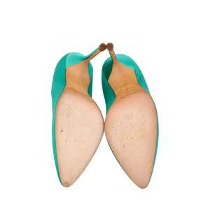 https://dbiyorq10n2b9.cloudfront.net/product-images/CSHOMB0019/MANOLO-BLAHNIK-X-VETEMENTS-Satin-Pumps-Green_5.jpg.webp