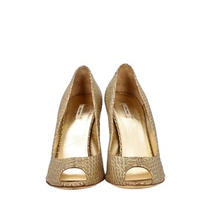 https://dbiyorq10n2b9.cloudfront.net/product-images/CSHOMIU0035/MIU-MIU-Metallic-Snakeskin-Open-Toe-Pumps-Gold_3.jpg.webp