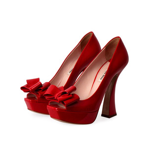 https://dbiyorq10n2b9.cloudfront.net/product-images/CSHOMIU122/MIU-MIU-Patent-Bow-Peep-Toe-Pumps-Red-S-36.5-3.5-angle.jpg.webp