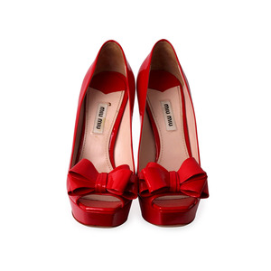 https://dbiyorq10n2b9.cloudfront.net/product-images/CSHOMIU122/MIU-MIU-Patent-Bow-Peep-Toe-Pumps-Red-S-36.5-3.5-front.jpg.webp