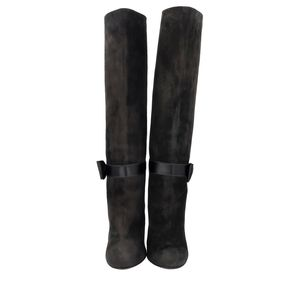 https://dbiyorq10n2b9.cloudfront.net/product-images/CSHOMOS0006/MOSCHINO-Suede-Bow-Knee-High-Boots-Black_1.jpg.webp