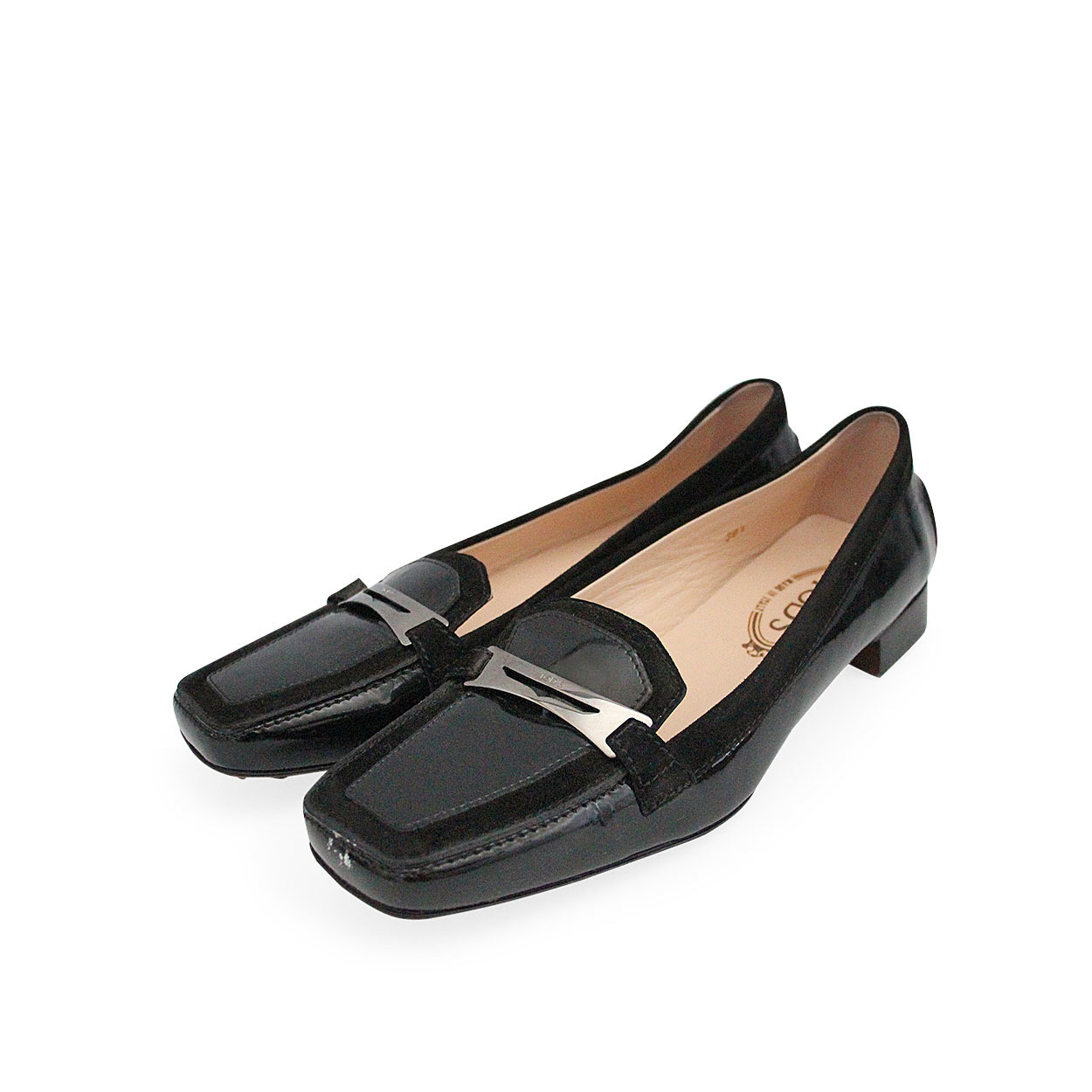 https://dbiyorq10n2b9.cloudfront.net/product-images/CSHOTOD0029/TODS-Patent-LeatherSuede-Loafers-Black-S-38.5-5.5-Angle.jpg.webp