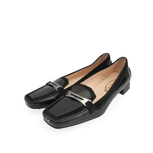 https://dbiyorq10n2b9.cloudfront.net/product-images/CSHOTOD0029/TODS-Patent-LeatherSuede-Loafers-Black-S-38.5-5.5-Angle.jpg.webp