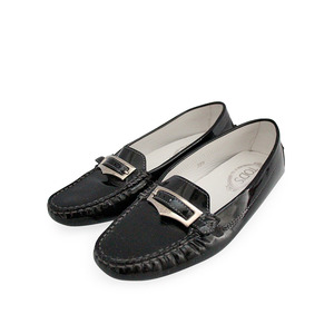 https://dbiyorq10n2b9.cloudfront.net/product-images/CSHOTOD0034/TODS-Patent-Gommino-Buckle-Loafers-Black-S-38.5-5.5-angle.jpg.webp