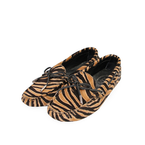 https://dbiyorq10n2b9.cloudfront.net/product-images/CSHOTOD0067/TODS-Pony-Hair-Tiger-Print-Gommino-Loafers-S-38-5-Angle.jpg.webp