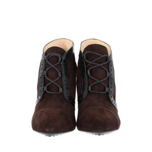 https://dbiyorq10n2b9.cloudfront.net/product-images/CSHOTOD0077/TODS-Suede-Lulu-Ankle-Booties-Chocolate_3.jpg.webp