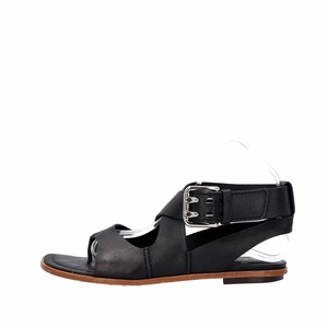https://dbiyorq10n2b9.cloudfront.net/product-images/CSHOTOD0185/TODS-Leather-Flat-Thong-Sandals-Black_1.jpg.webp