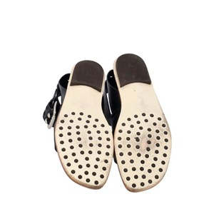 https://dbiyorq10n2b9.cloudfront.net/product-images/CSHOTOD0185/TODS-Leather-Flat-Thong-Sandals-Black_5.jpg.webp