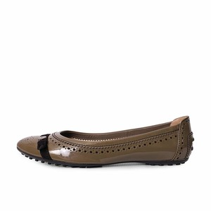 https://dbiyorq10n2b9.cloudfront.net/product-images/CSHOTOD0256/TODS-Patent-Ballerina-Flats-Khaki_3.jpg.webp