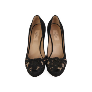 https://dbiyorq10n2b9.cloudfront.net/product-images/CSHOVA114/VALENTINO-Suede-Peep-Toe-Flower-Pumps-Black-S-39.5-6.5-front.jpg.webp