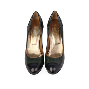 https://dbiyorq10n2b9.cloudfront.net/product-images/CSHOVA120/VALENTINO-Leather-Round-Toe-Pumps-GreenBlack-S-41-7-front.jpg.webp