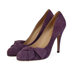 https://dbiyorq10n2b9.cloudfront.net/product-images/CSHOVA121/VALENTINO-Suede-Bow-Pumps-Purple-S-40-6.5-angle.jpg.webp