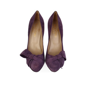 https://dbiyorq10n2b9.cloudfront.net/product-images/CSHOVA121/VALENTINO-Suede-Bow-Pumps-Purple-S-40-6.5-front.jpg.webp