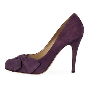 https://dbiyorq10n2b9.cloudfront.net/product-images/CSHOVA121/VALENTINO-Suede-Bow-Pumps-Purple-S-40-6.5-side.jpg.webp