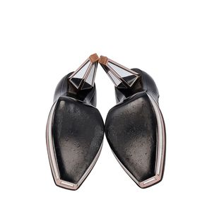 https://dbiyorq10n2b9.cloudfront.net/product-images/CSHOYSL0117/YVES-SAINT-LAURENT-Leather-Mirror-Heels-Pumps-Black_5.jpg.webp