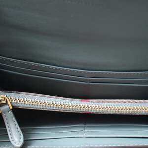 https://dbiyorq10n2b9.cloudfront.net/product-images/CWALBUR0036/BURBERRY-Leather-Buckle-Flap-Wallet-Green_7-1.jpg.webp