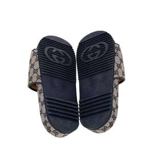 https://dbiyorq10n2b9.cloudfront.net/product-images/SHOGUC0616/GUCCI-GG-Slide-Sandals-Beige-Navy_5.jpg.webp