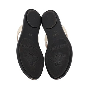 https://dbiyorq10n2b9.cloudfront.net/product-images/SHOGUC0982/GUCCI-Leather-Thong-Double-G-Sandals-White_1.jpg.webp