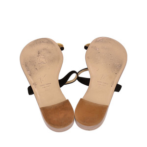 https://dbiyorq10n2b9.cloudfront.net/product-images/SHOGZ0076/GIUSEPPE-ZANOTTI-Suede-Crystal-Toe-Ring-Flats-Black_5.jpg.webp