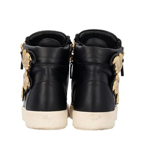 https://dbiyorq10n2b9.cloudfront.net/product-images/SHOGZ0143/GIUSEPPE-ZANOTTI-Leather-High-Top-Sneakers-Black-Gold_5.jpg.webp