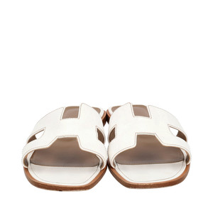 https://dbiyorq10n2b9.cloudfront.net/product-images/SHOHER0008/HERMES-Leather-Oran-Sandals-White_3.jpg.webp