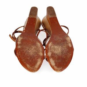 https://dbiyorq10n2b9.cloudfront.net/product-images/SHOLV105/LOUIS-VUITTON-Brown-Leather-Wooden-Slides-Sandal-Bottom.jpg.webp