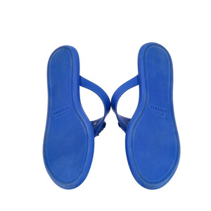https://dbiyorq10n2b9.cloudfront.net/product-images/SHOVER0038/VERSACE-Rubber-La-Medusa-Thong-Sandals-Blue_5.jpg.webp